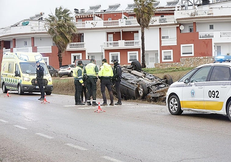 Un coche vuelca en la entrada de Badajoz por un despiste en la conducción